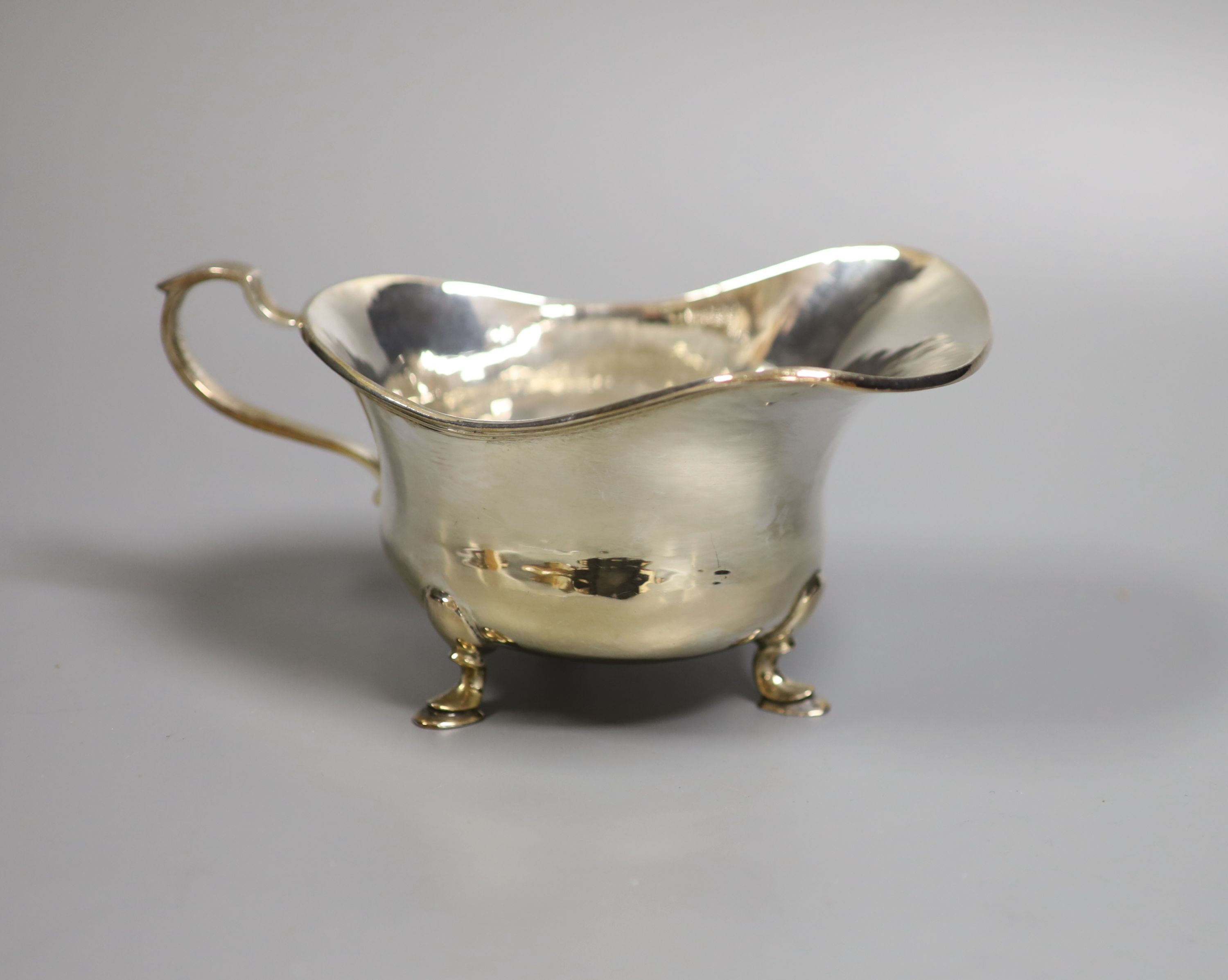 A Continental 800 standard silver sauce boat, 7oz.